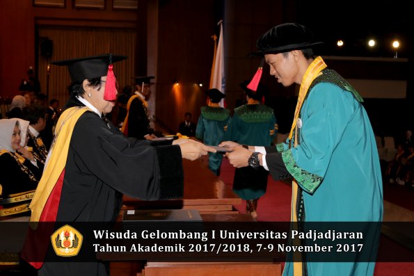Wisuda Unpad Gel I TA 2017_2018  Fakultas Hukum oleh Dekan 028