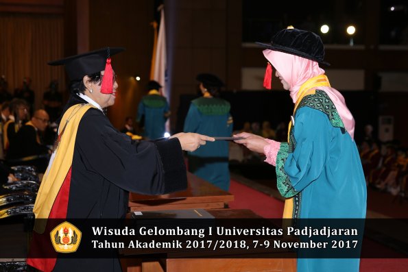 Wisuda Unpad Gel I TA 2017_2018  Fakultas Hukum oleh Dekan 031