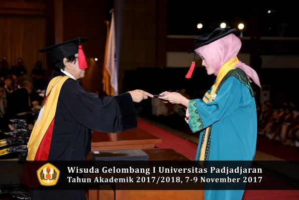 Wisuda Unpad Gel I TA 2017_2018  Fakultas Hukum oleh Dekan 032