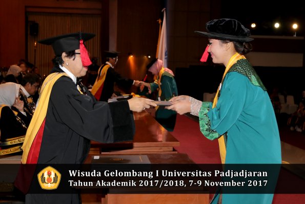 Wisuda Unpad Gel I TA 2017_2018  Fakultas Hukum oleh Dekan 033