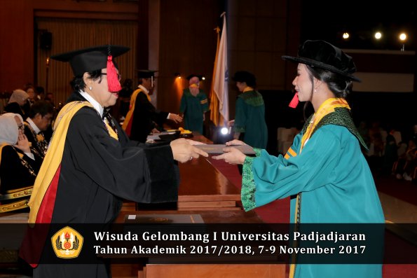 Wisuda Unpad Gel I TA 2017_2018  Fakultas Hukum oleh Dekan 034