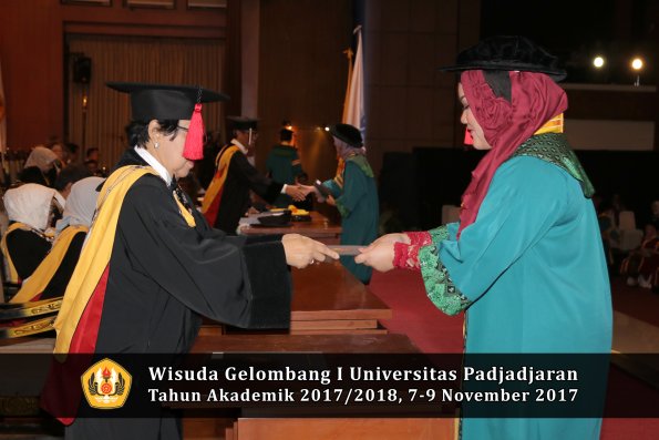 Wisuda Unpad Gel I TA 2017_2018  Fakultas Hukum oleh Dekan 039