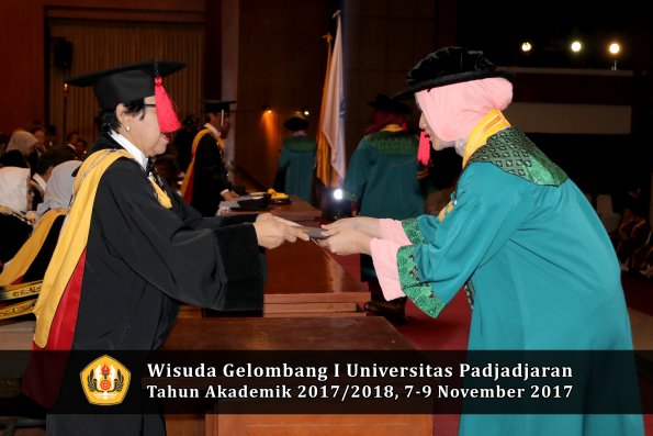 Wisuda Unpad Gel I TA 2017_2018  Fakultas Hukum oleh Dekan 040