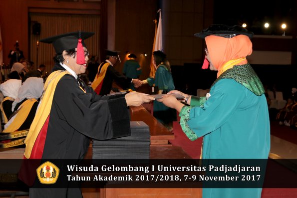 Wisuda Unpad Gel I TA 2017_2018  Fakultas Hukum oleh Dekan 044