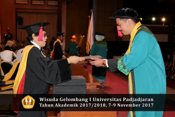 Wisuda Unpad Gel I TA 2017_2018  Fakultas Hukum oleh Dekan 046