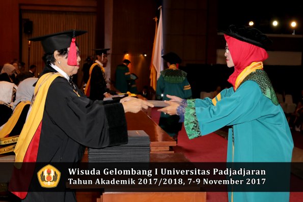 Wisuda Unpad Gel I TA 2017_2018  Fakultas Hukum oleh Dekan 048