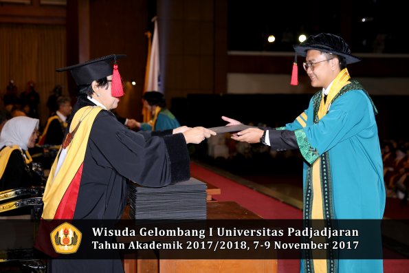 Wisuda Unpad Gel I TA 2017_2018  Fakultas Hukum oleh Dekan 051