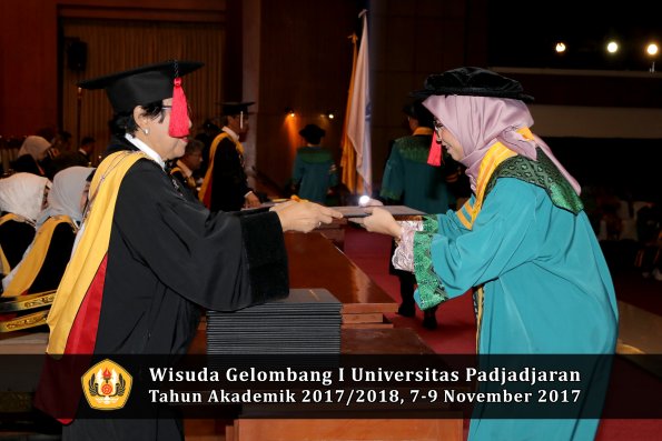 Wisuda Unpad Gel I TA 2017_2018  Fakultas Hukum oleh Dekan 052