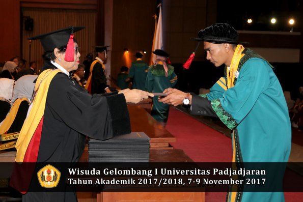 Wisuda Unpad Gel I TA 2017_2018  Fakultas Hukum oleh Dekan 053