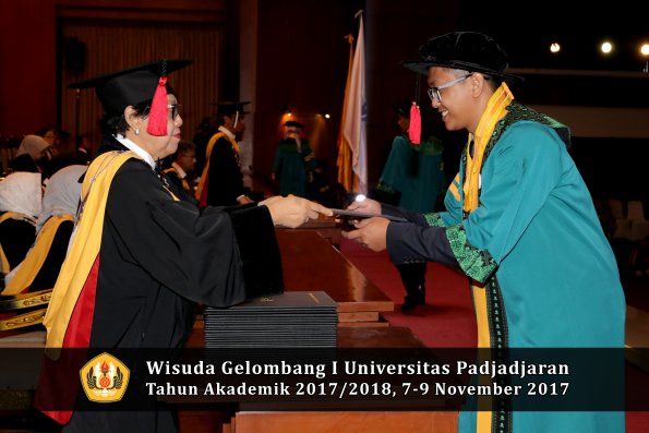 Wisuda Unpad Gel I TA 2017_2018  Fakultas Hukum oleh Dekan 054