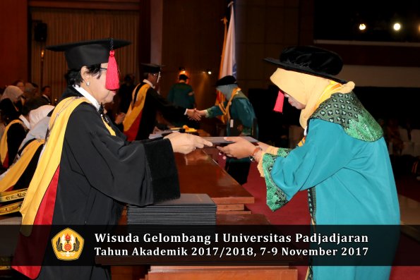 Wisuda Unpad Gel I TA 2017_2018  Fakultas Hukum oleh Dekan 056