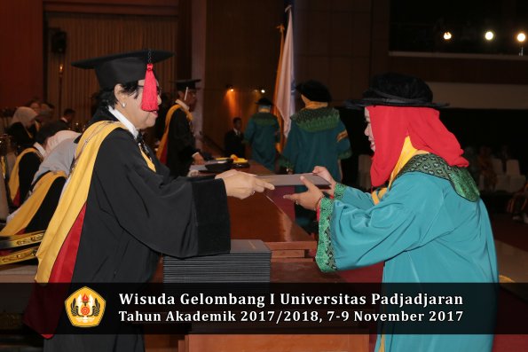 Wisuda Unpad Gel I TA 2017_2018  Fakultas Hukum oleh Dekan 057