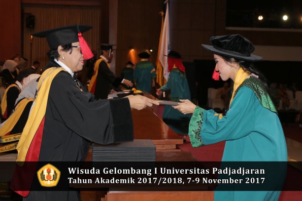Wisuda Unpad Gel I TA 2017_2018  Fakultas Hukum oleh Dekan 058
