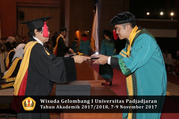 Wisuda Unpad Gel I TA 2017_2018  Fakultas Hukum oleh Dekan 059
