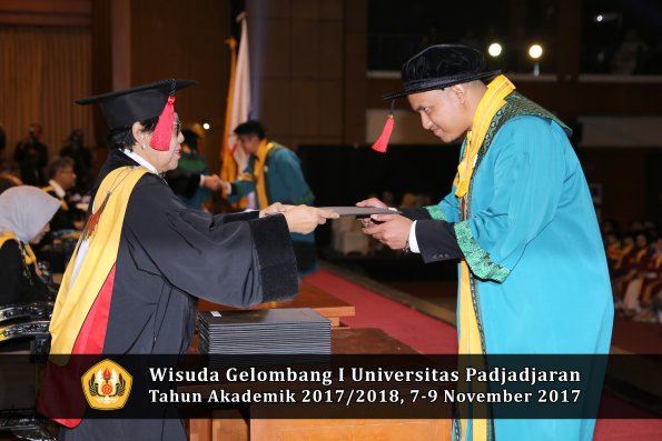 Wisuda Unpad Gel I TA 2017_2018  Fakultas Hukum oleh Dekan 060