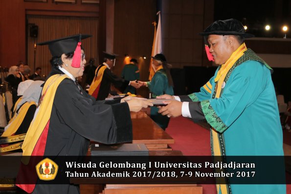 Wisuda Unpad Gel I TA 2017_2018  Fakultas Hukum oleh Dekan 062