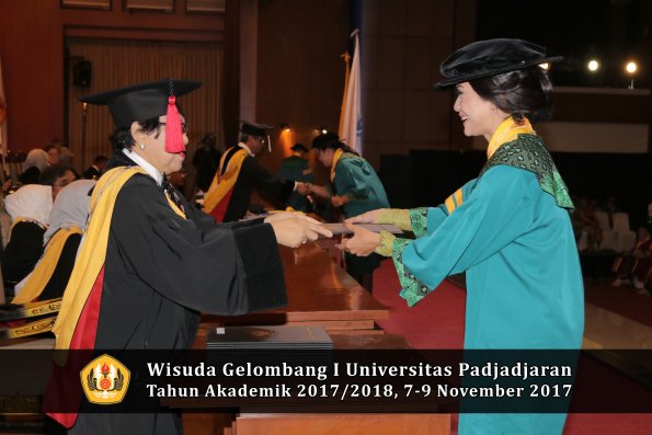 Wisuda Unpad Gel I TA 2017_2018  Fakultas Hukum oleh Dekan 065
