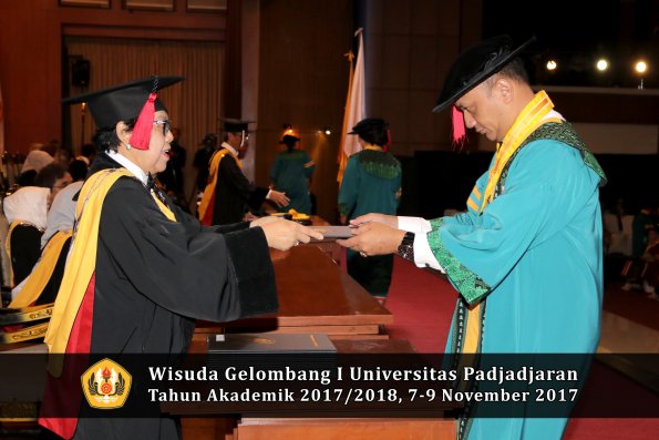 Wisuda Unpad Gel I TA 2017_2018  Fakultas Hukum oleh Dekan 066