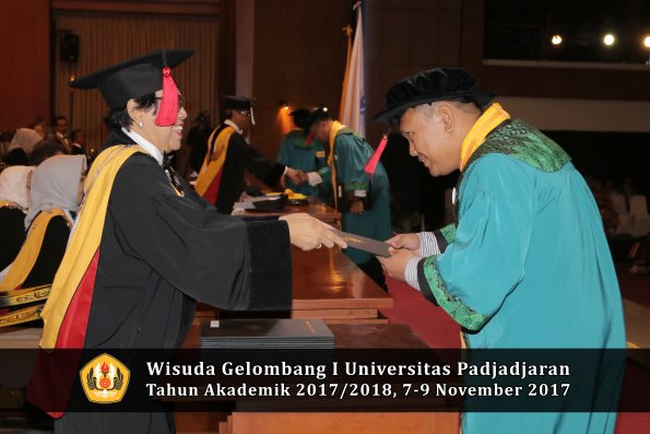Wisuda Unpad Gel I TA 2017_2018  Fakultas Hukum oleh Dekan 067