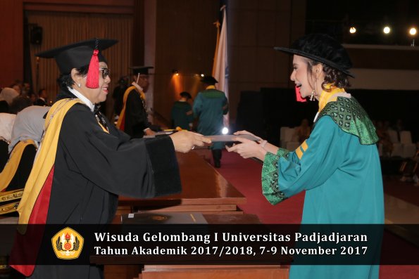 Wisuda Unpad Gel I TA 2017_2018  Fakultas Hukum oleh Dekan 068