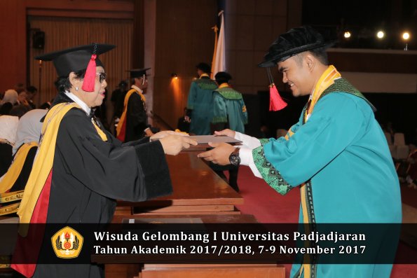 Wisuda Unpad Gel I TA 2017_2018  Fakultas Hukum oleh Dekan 072