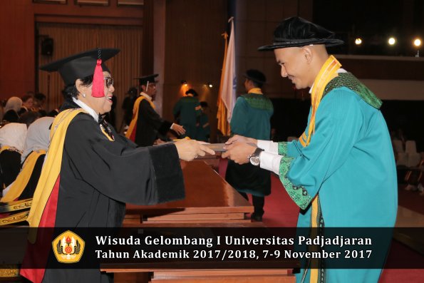 Wisuda Unpad Gel I TA 2017_2018  Fakultas Hukum oleh Dekan 073