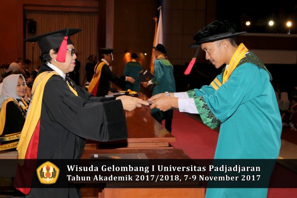 Wisuda Unpad Gel I TA 2017_2018  Fakultas Hukum oleh Dekan 074