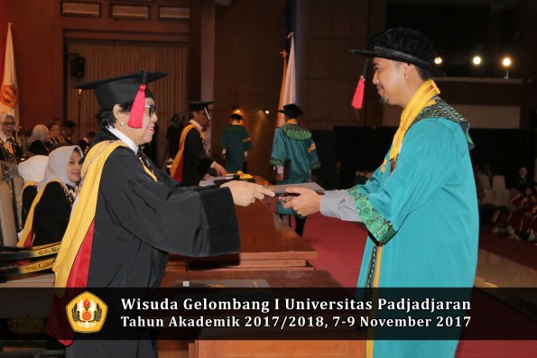 Wisuda Unpad Gel I TA 2017_2018  Fakultas Hukum oleh Dekan 075