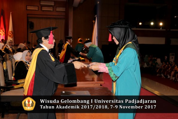 Wisuda Unpad Gel I TA 2017_2018  Fakultas Hukum oleh Dekan 077