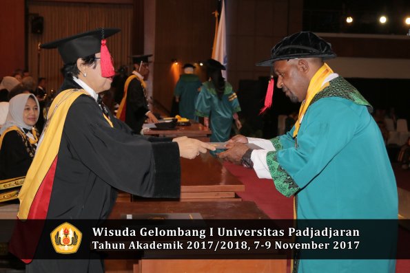Wisuda Unpad Gel I TA 2017_2018  Fakultas Hukum oleh Dekan 078