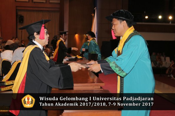 Wisuda Unpad Gel I TA 2017_2018  Fakultas Hukum oleh Dekan 080