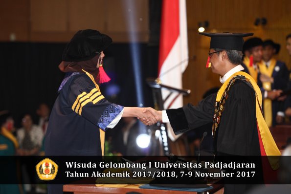Wisuda Unpad Gel I TA 2017_2018  Fakultas Hukum oleh Rektor 002