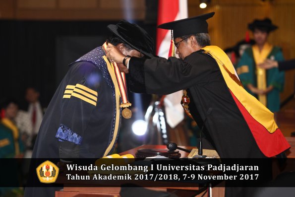 Wisuda Unpad Gel I TA 2017_2018  Fakultas Hukum oleh Rektor 008
