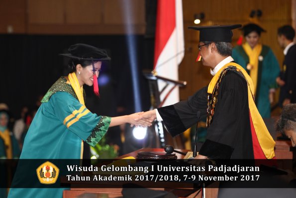 Wisuda Unpad Gel I TA 2017_2018  Fakultas Hukum oleh Rektor 014