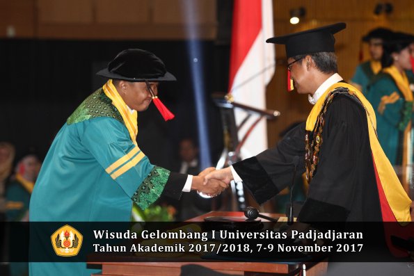 Wisuda Unpad Gel I TA 2017_2018  Fakultas Hukum oleh Rektor 016