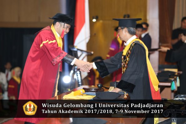 Wisuda Unpad Gel I TA 2017_2018  Fakultas Hukum oleh Rektor 104