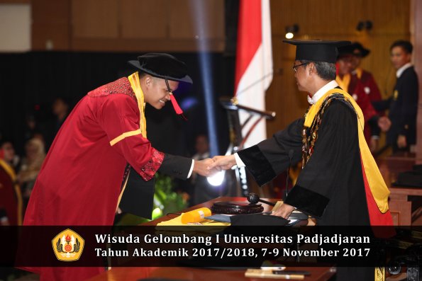 Wisuda Unpad Gel I TA 2017_2018  Fakultas Hukum oleh Rektor 106