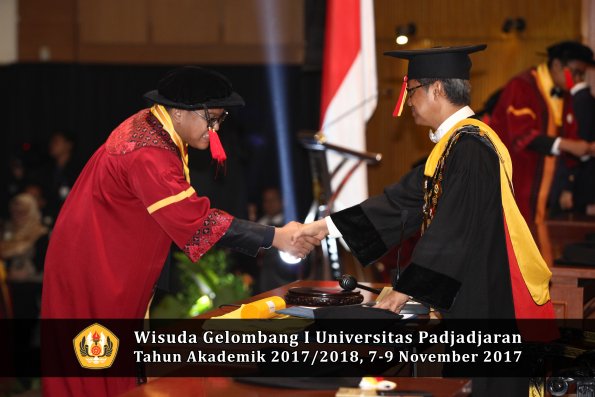 Wisuda Unpad Gel I TA 2017_2018  Fakultas Hukum oleh Rektor 107