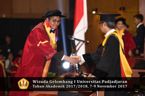 Wisuda Unpad Gel I TA 2017_2018  Fakultas Hukum oleh Rektor 108