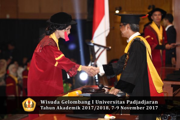 Wisuda Unpad Gel I TA 2017_2018  Fakultas Hukum oleh Rektor 112