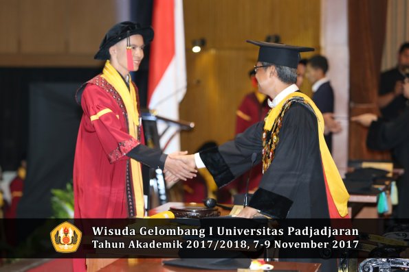 Wisuda Unpad Gel I TA 2017_2018  Fakultas Hukum oleh Rektor 113