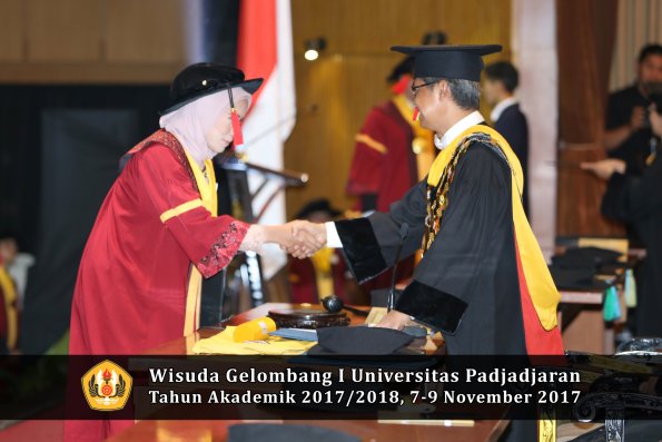 Wisuda Unpad Gel I TA 2017_2018  Fakultas Hukum oleh Rektor 114