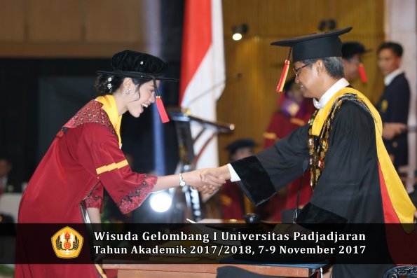 Wisuda Unpad Gel I TA 2017_2018  Fakultas Hukum oleh Rektor 201