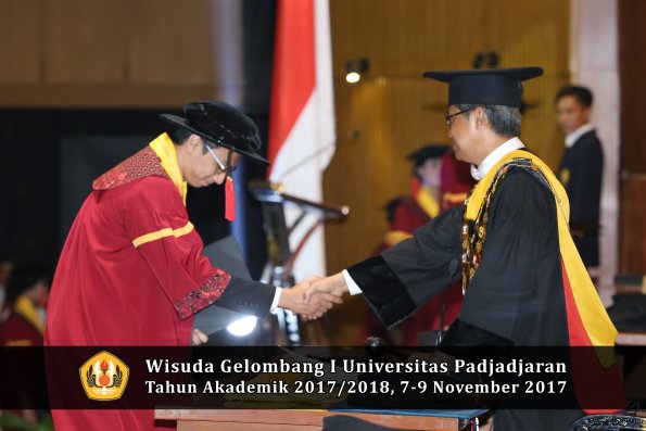 Wisuda Unpad Gel I TA 2017_2018  Fakultas Hukum oleh Rektor 202