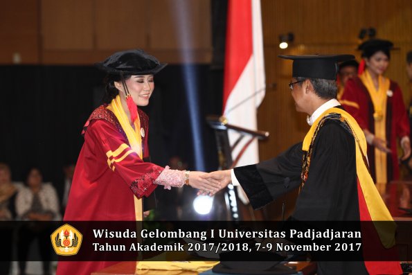 Wisuda Unpad Gel I TA 2017_2018  Fakultas Hukum oleh Rektor 205