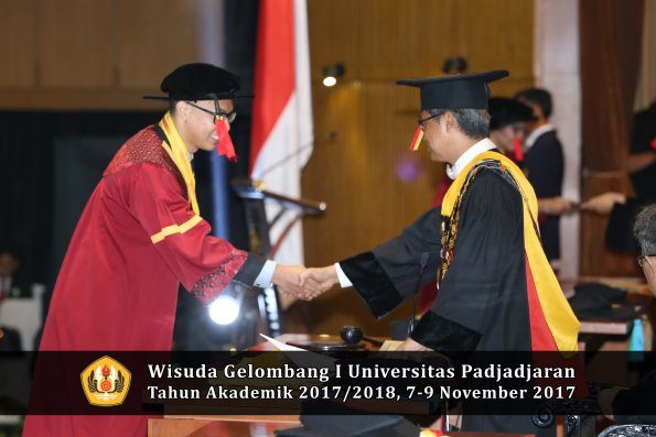 Wisuda Unpad Gel I TA 2017_2018  Fakultas Hukum oleh Rektor 207