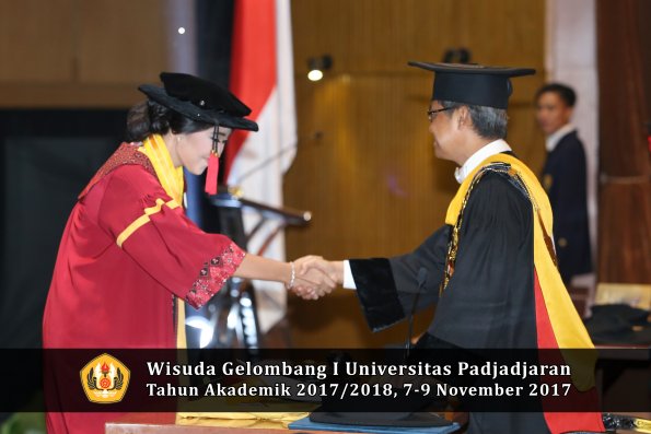 Wisuda Unpad Gel I TA 2017_2018  Fakultas Hukum oleh Rektor 208