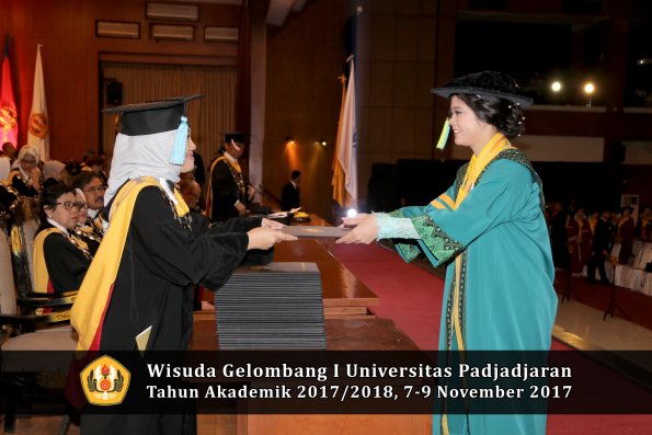 Wisuda Unpad Gel I TA 2017_2018  Fakultas Farmasi oleh Dekan 001