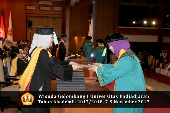 Wisuda Unpad Gel I TA 2017_2018  Fakultas Farmasi oleh Dekan 004