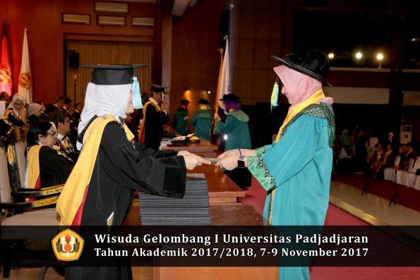 Wisuda Unpad Gel I TA 2017_2018  Fakultas Farmasi oleh Dekan 005